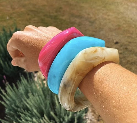 TREASURE CHEST CO - GROOVY RESIN BANGLE - HOT PINK